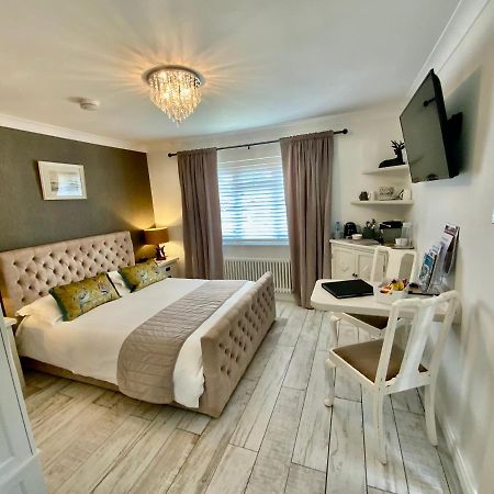 The Knightwood Oak A Luxury King Size En-Suite Space - Lymington New Forest With Totally Private Entrance - Key Box Entry - Free Parking & Private Outdoor Seating Area - Town ,Shops , Pubs & Solent Way Walking Distance & Complimentary Breakfast Items Exterior foto
